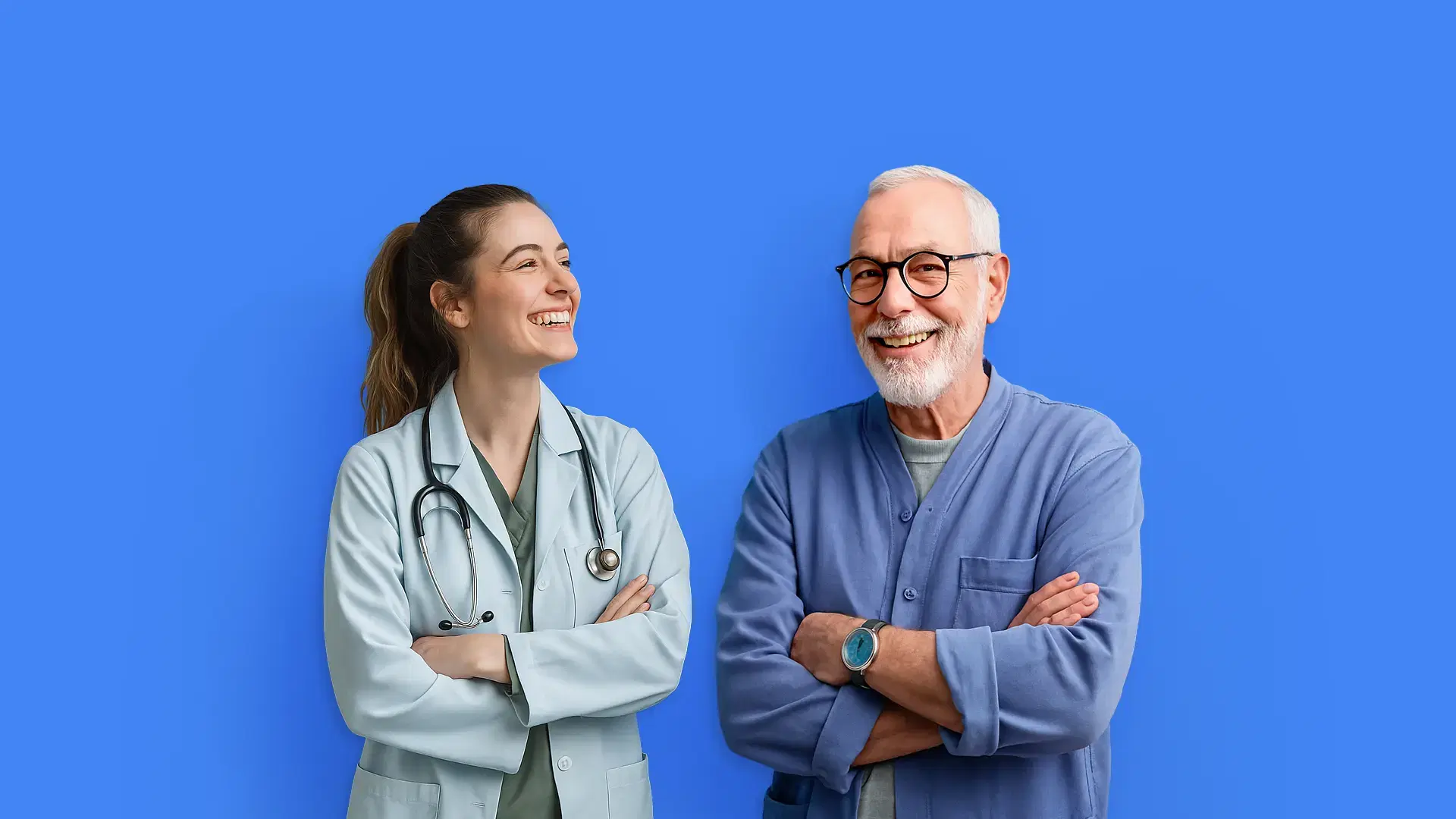 Ärzt:in erklärt einem älteren Patient:innen digitale Gesundheitsdienste in einem freundlichen Gespräch.