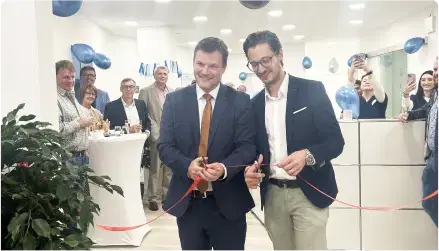 Personen, die eine neue Filiale eröffnen.