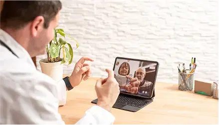 Personen, die eine neue Filiale eröffnen.